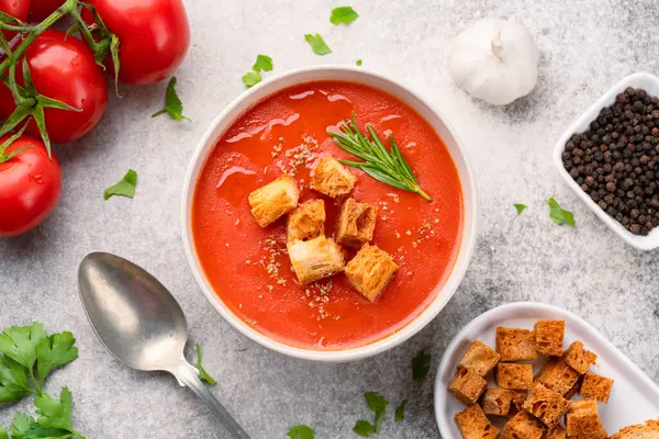 Klasik masada ev yapımı domates çorbası.