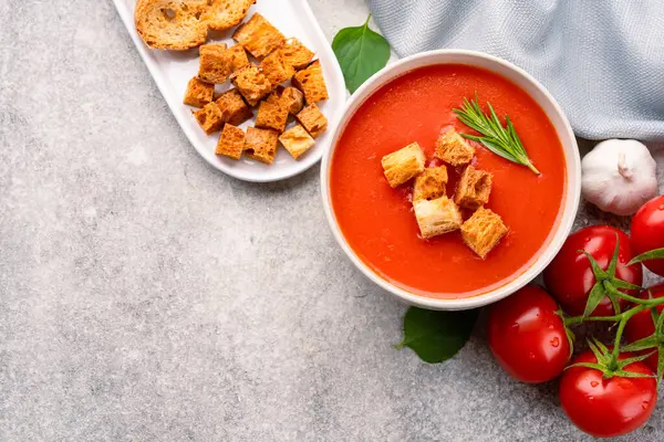 Klasik masada ev yapımı domates çorbası.