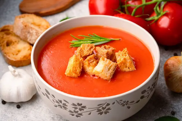 Klasik masada ev yapımı domates çorbası.