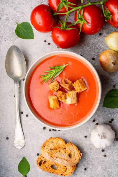 Klasik masada ev yapımı domates çorbası.