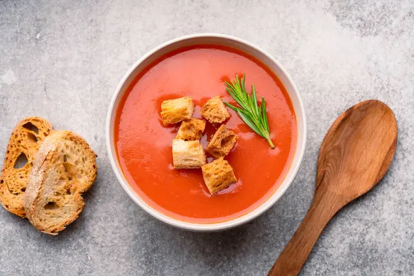 Klasik masada ev yapımı domates çorbası.
