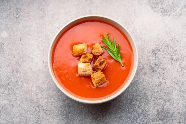 Klasik masada ev yapımı domates çorbası.