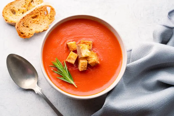 Klasik masada ev yapımı domates çorbası.