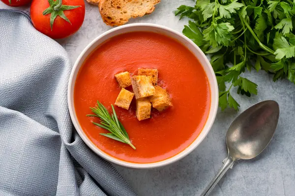 Klasik masada ev yapımı domates çorbası.
