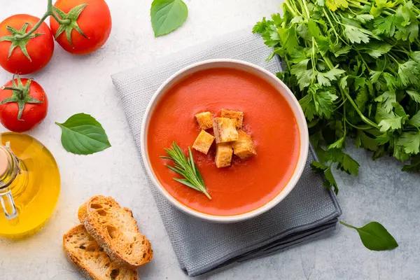 Klasik masada ev yapımı domates çorbası.