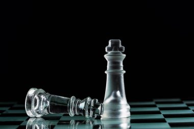 Satranç tahtası ve satranç taşları. Strateji oyunu