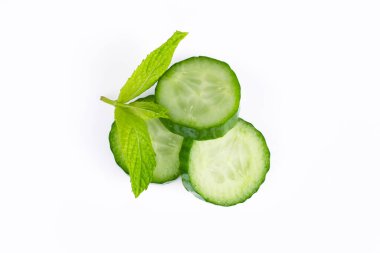 Beyaz arka planda taze ve lezzetli salatalık.