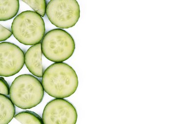 Beyaz arka planda taze ve lezzetli salatalık.