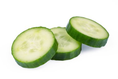 Beyaz arka planda taze ve lezzetli salatalık.