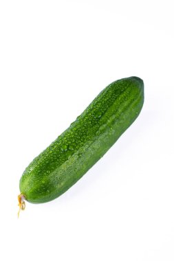 Beyaz arka planda taze ve lezzetli salatalık.