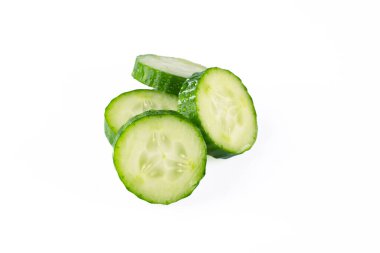 Beyaz arka planda taze ve lezzetli salatalık.