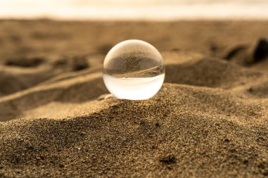  Kristal Top Günbatımı Yansıması. Altın Saatteki Ters Şehirler