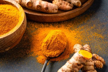 Zerdeçal, muhteşem turuncu renginde ve klasik siyah arka planda.