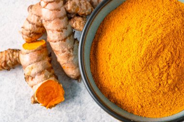 Zerdeçal, ihtişamlı turuncu renginde ve klasik beyaz arka planda.