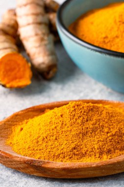 Zerdeçal, ihtişamlı turuncu renginde ve klasik beyaz arka planda.