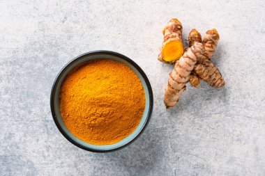 Zerdeçal, ihtişamlı turuncu renginde ve klasik beyaz arka planda.