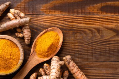 Eski ahşap bir arka planda muhteşem turuncu rengiyle zerdeçal.