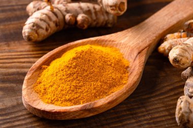 Eski ahşap bir arka planda muhteşem turuncu rengiyle zerdeçal.