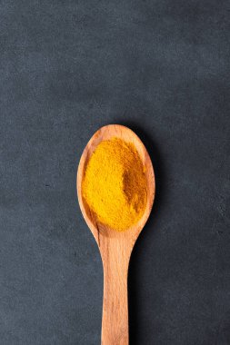 Zerdeçal, muhteşem turuncu renginde ve klasik siyah arka planda.