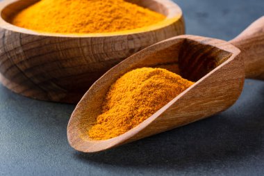 Zerdeçal, muhteşem turuncu renginde ve klasik siyah arka planda.