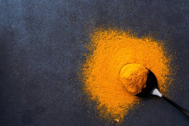 Zerdeçal, muhteşem turuncu renginde ve klasik siyah arka planda.