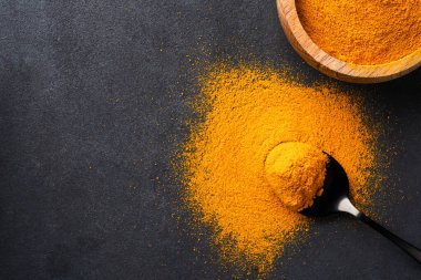 Zerdeçal, muhteşem turuncu renginde ve klasik siyah arka planda.