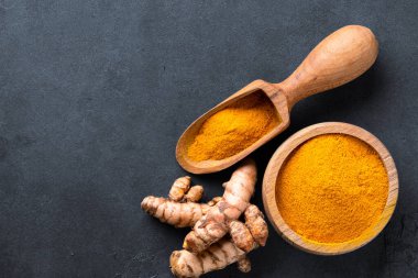 Zerdeçal, muhteşem turuncu renginde ve klasik siyah arka planda.