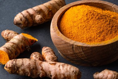 Zerdeçal, muhteşem turuncu renginde ve klasik siyah arka planda.