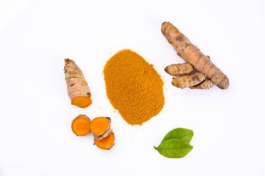 Beyaz arka planda muhteşem turuncu rengiyle zerdeçal.