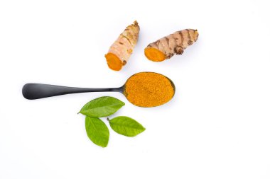 Beyaz arka planda muhteşem turuncu rengiyle zerdeçal.