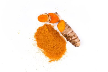 Beyaz arka planda muhteşem turuncu rengiyle zerdeçal.