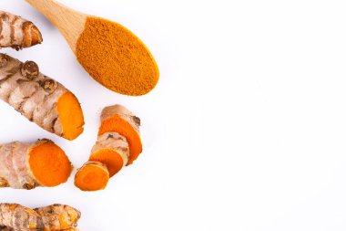 Beyaz arka planda muhteşem turuncu rengiyle zerdeçal.