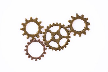 Beyaz arkaplanda metal dişliler