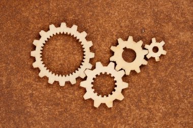 Eski kahverengi arka planda ahşap dişli çarklar