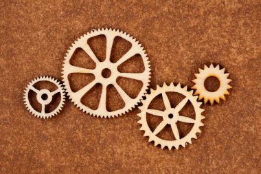 Eski kahverengi arka planda ahşap dişli çarklar