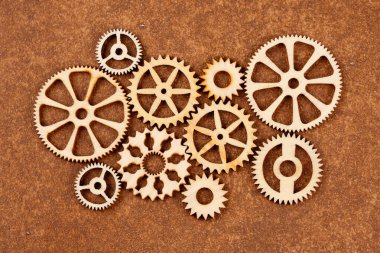 Eski kahverengi arka planda ahşap dişli çarklar