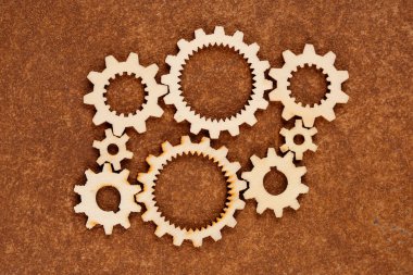 Eski kahverengi arka planda ahşap dişli çarklar