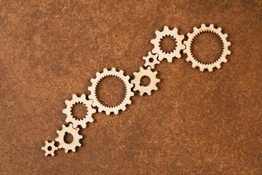 Eski kahverengi arka planda ahşap dişli çarklar