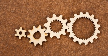 Eski kahverengi arka planda ahşap dişli çarklar