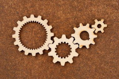 Eski kahverengi arka planda ahşap dişli çarklar