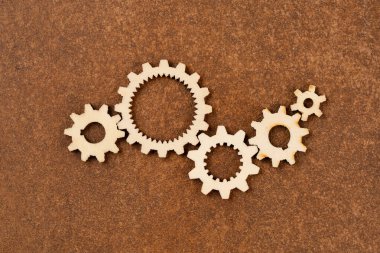 Eski kahverengi arka planda ahşap dişli çarklar