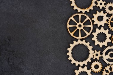 Siyah arka planda ahşap dişliler 