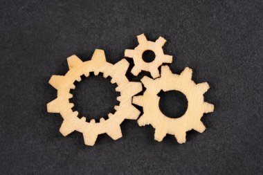 Siyah arka planda ahşap dişliler 