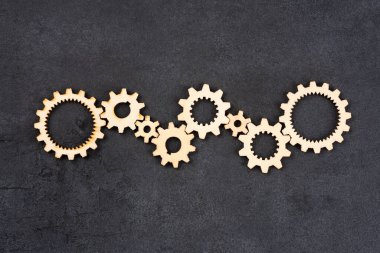 Siyah arka planda ahşap dişliler 