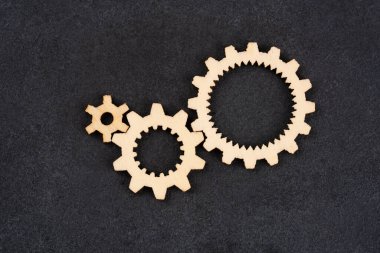 Siyah arka planda ahşap dişliler 