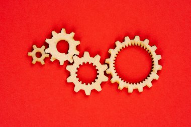 Kırmızı arka planda ahşap dişliler