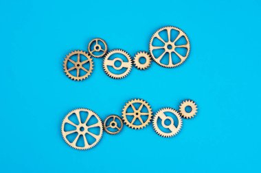 Mavi arka planda ahşap dişliler