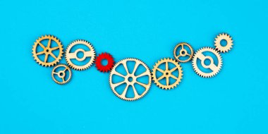 Mavi arka planda ahşap dişliler