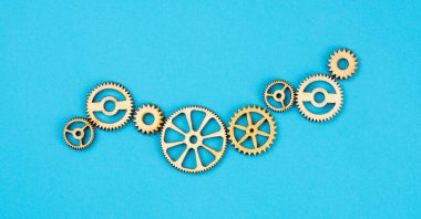 Mavi arka planda ahşap dişliler