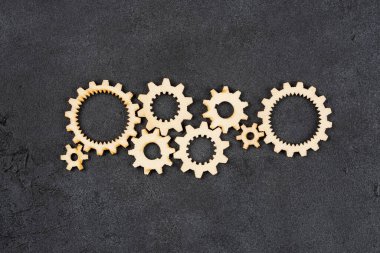 Siyah arka planda ahşap dişliler 